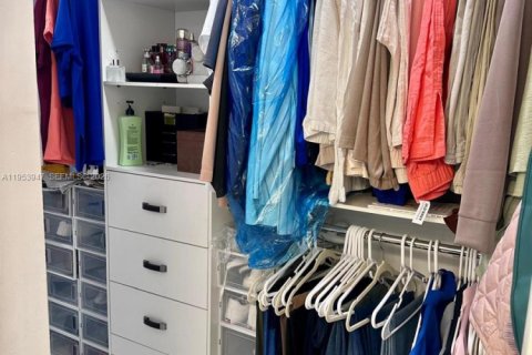 Condo in Miami, Florida, 3 bedrooms  № 2011986 - photo 8