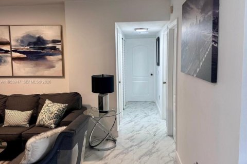 Condo in Miami, Florida, 3 bedrooms  № 2011986 - photo 21