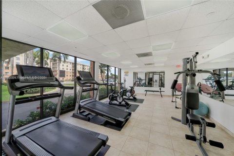 Condo in Miami, Florida, 3 bedrooms  № 2011986 - photo 25