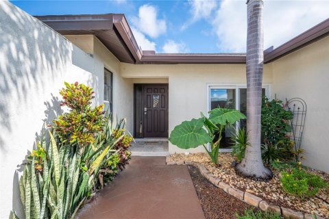 Casa en venta en Tampa, Florida, 4 dormitorios, 207.73 m2 № 2385844 - foto 2