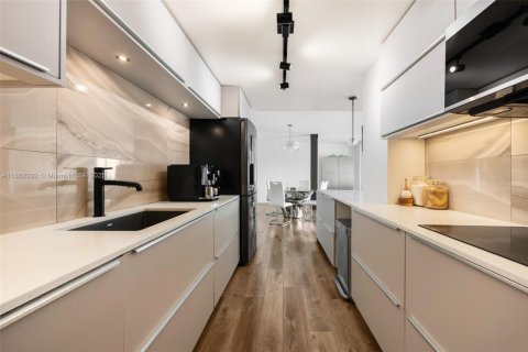 Condo in Miami, Florida, 3 bedrooms  № 1920277 - photo 9