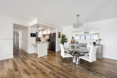 Condo in Miami, Florida, 3 bedrooms  № 1920277 - photo 7