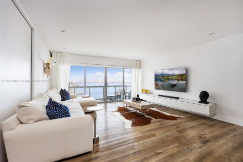 Condo in Miami, Florida, 3 bedrooms  № 1920277 - photo 1