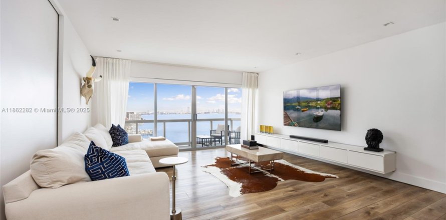 Condo in Miami, Florida, 3 bedrooms  № 1920277