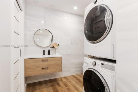 Condo in Miami, Florida, 3 bedrooms  № 1920277 - photo 12