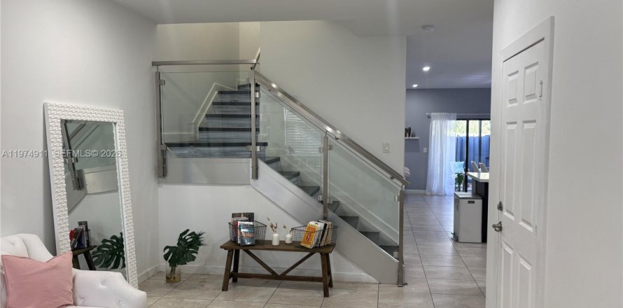 Townhouse in Doral, Florida 3 bedrooms, 165.09 sq.m. № 2036158