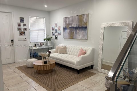 Townhouse in Doral, Florida 3 bedrooms, 165.09 sq.m. № 2036158 - photo 2