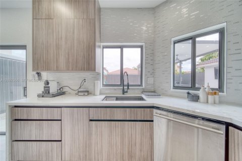 Villa ou maison à vendre à Hialeah, Floride: 3 chambres, 164.62 m2 № 2084318 - photo 15