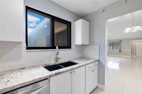 Купить кондоминиум в Корал-Спрингс, Флорида 2 спальни, 114.46м2, № 2026593 - фото 2