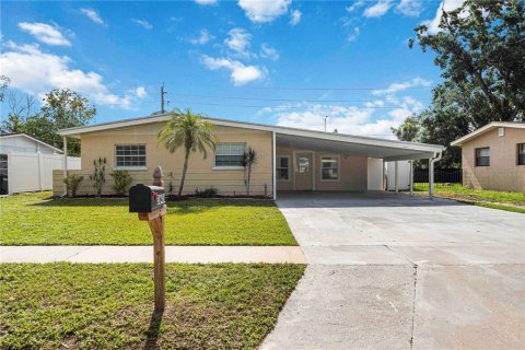 House in Sarasota, Florida 5 bedrooms, 178 sq.m. № 1791836 - photo 1