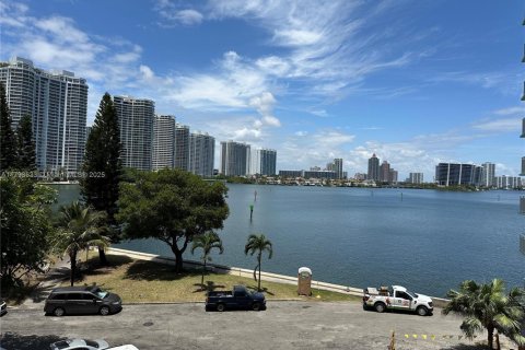 Condo in Sunny Isles Beach, Florida, 2 bedrooms  № 1708337 - photo 19