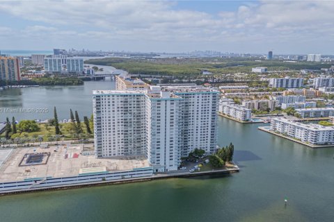 Condo in Sunny Isles Beach, Florida, 2 bedrooms  № 1708337 - photo 1