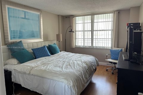 Condo in Sunny Isles Beach, Florida, 2 bedrooms  № 1708337 - photo 15