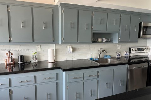 Condo in Sunny Isles Beach, Florida, 2 bedrooms  № 1708337 - photo 12