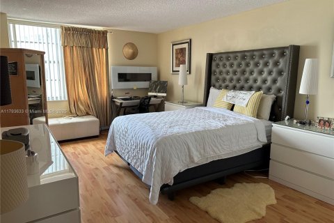 Condo in Sunny Isles Beach, Florida, 2 bedrooms  № 1708337 - photo 17