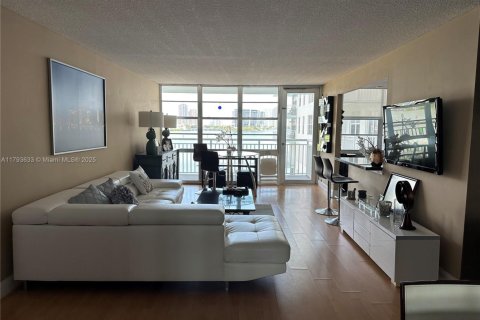 Condo in Sunny Isles Beach, Florida, 2 bedrooms  № 1708337 - photo 13