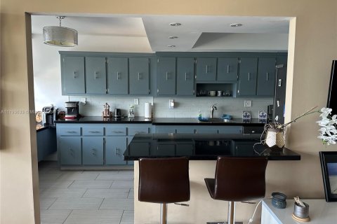 Condo in Sunny Isles Beach, Florida, 2 bedrooms  № 1708337 - photo 10