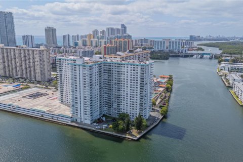 Condo in Sunny Isles Beach, Florida, 2 bedrooms  № 1708337 - photo 2