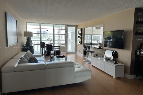 Condo in Sunny Isles Beach, Florida, 2 bedrooms  № 1708337 - photo 14