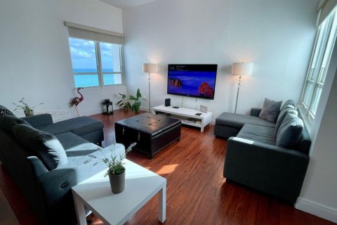 Hotel en venta en Miami Beach, Florida, 1 dormitorio, 79.9 m2 № 1764587 - foto 1