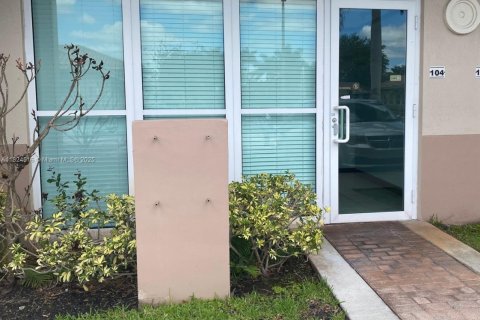 Купить коммерческую недвижимость в Дейви, Флорида № 1981924 - фото 1