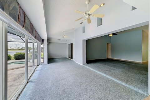 House in Sun City Center, Florida 2 bedrooms, 215.53 sq.m. № 2239665 - photo 9