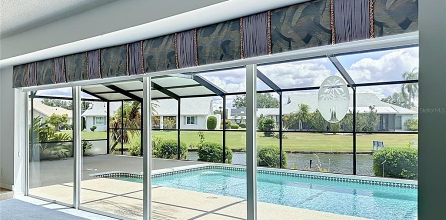 House in Sun City Center, Florida 2 bedrooms, 215.53 sq.m. № 2239665