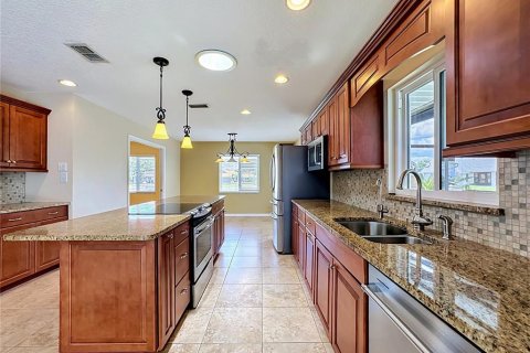 House in Sun City Center, Florida 2 bedrooms, 215.53 sq.m. № 2239665 - photo 13