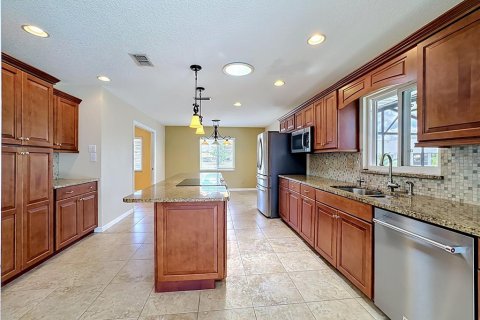 House in Sun City Center, Florida 2 bedrooms, 215.53 sq.m. № 2239665 - photo 12