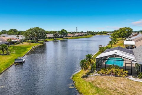 House in Sun City Center, Florida 2 bedrooms, 215.53 sq.m. № 2239665 - photo 2