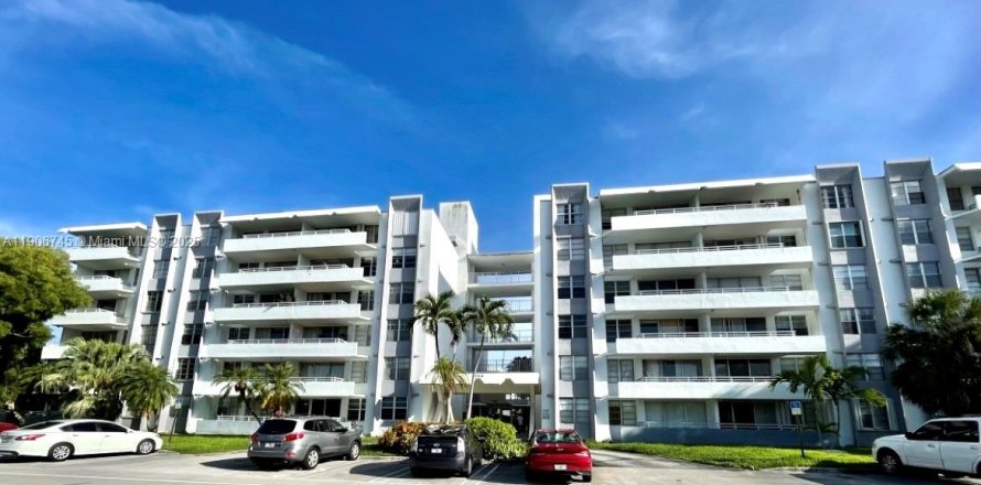 Кондоминиум с 1 спальней в Бей-Харбор-Айлендс, Флорида № 1963242