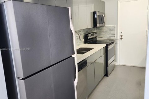 Снять в аренду кондоминиум в Бей-Харбор-Айлендс, Флорида 1 спальня, 85.1м2, № 1963242 - фото 14