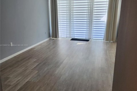 Снять в аренду кондоминиум в Бей-Харбор-Айлендс, Флорида 1 спальня, 85.1м2, № 1963242 - фото 2