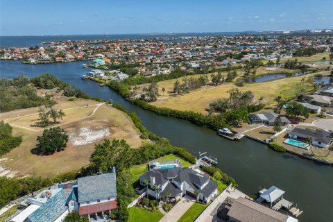 House in Apollo Beach, Florida 4 bedrooms, 315.68 sq.m. № 2097727 - photo 8