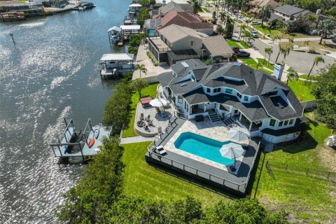 House in Apollo Beach, Florida 4 bedrooms, 315.68 sq.m. № 2097727 - photo 10