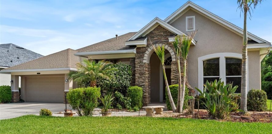 House in Land O' Lakes, Florida 4 bedrooms, 269.88 sq.m. № 2098204