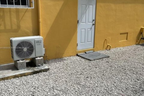 Propiedad comercial en alquiler en South Miami, Florida № 1952756 - foto 2