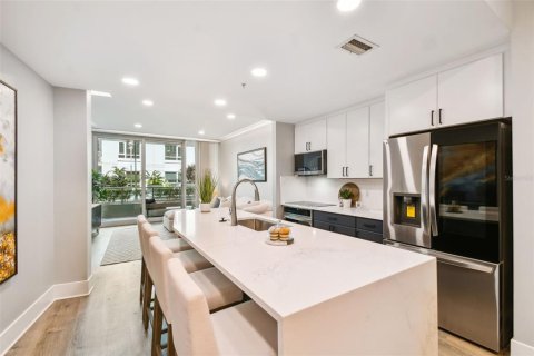 Condo in Tampa, Florida, 2 bedrooms № 2232384 - photo 2