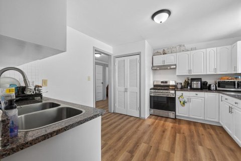 House in Tampa, Florida 5 bedrooms, 214.14 sq.m. № 2230581 - photo 15
