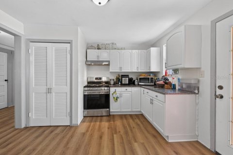 House in Tampa, Florida 5 bedrooms, 214.14 sq.m. № 2230581 - photo 14