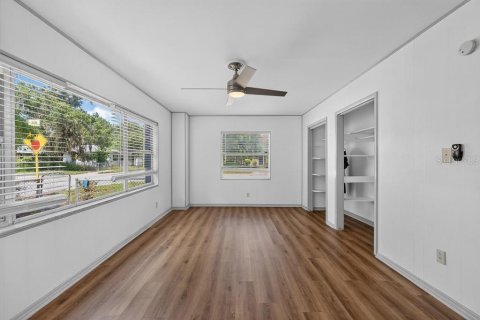 House in Tampa, Florida 5 bedrooms, 214.14 sq.m. № 2230581 - photo 16