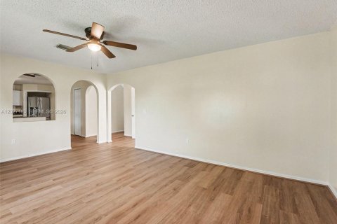 Villa ou maison à vendre à Kissimmee, Floride: 4 chambres № 2281464 - photo 7