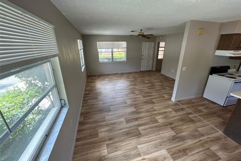 Commercial property in Gulfport, Florida 2 bedrooms, 300.91 sq.m. № 1650764 - photo 12