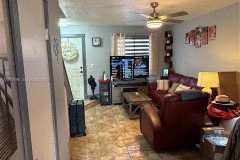 Adosado en venta en Miami, Florida, 2 dormitorios, 76.92 m2 № 2075326 - foto 4