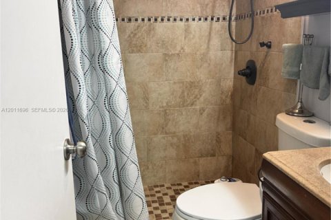 Adosado en venta en Miami, Florida, 2 dormitorios, 76.92 m2 № 2075326 - foto 6