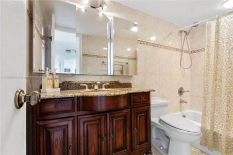 Condo in Aventura, Florida, 2 bedrooms № 1950883 - photo 27