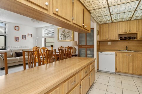 Condo in Aventura, Florida, 2 bedrooms № 1950883 - photo 13