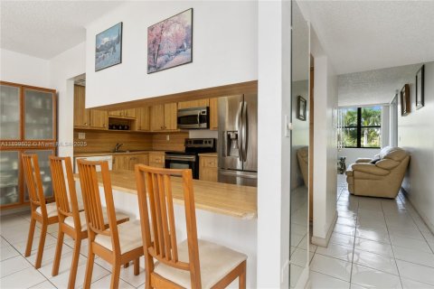 Condo in Aventura, Florida, 2 bedrooms № 1950883 - photo 11
