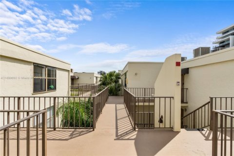 Condo in Aventura, Florida, 2 bedrooms № 1950883 - photo 30