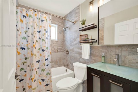 House in Miami, Florida 3 bedrooms, 143.72 sq.m. № 2025840 - photo 25